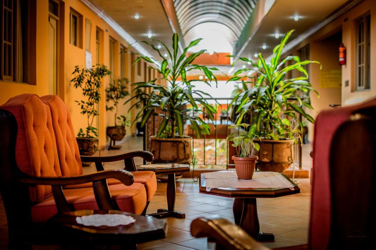 Hotel Monserrat โกชาบัมบา ภายนอก รูปภาพ