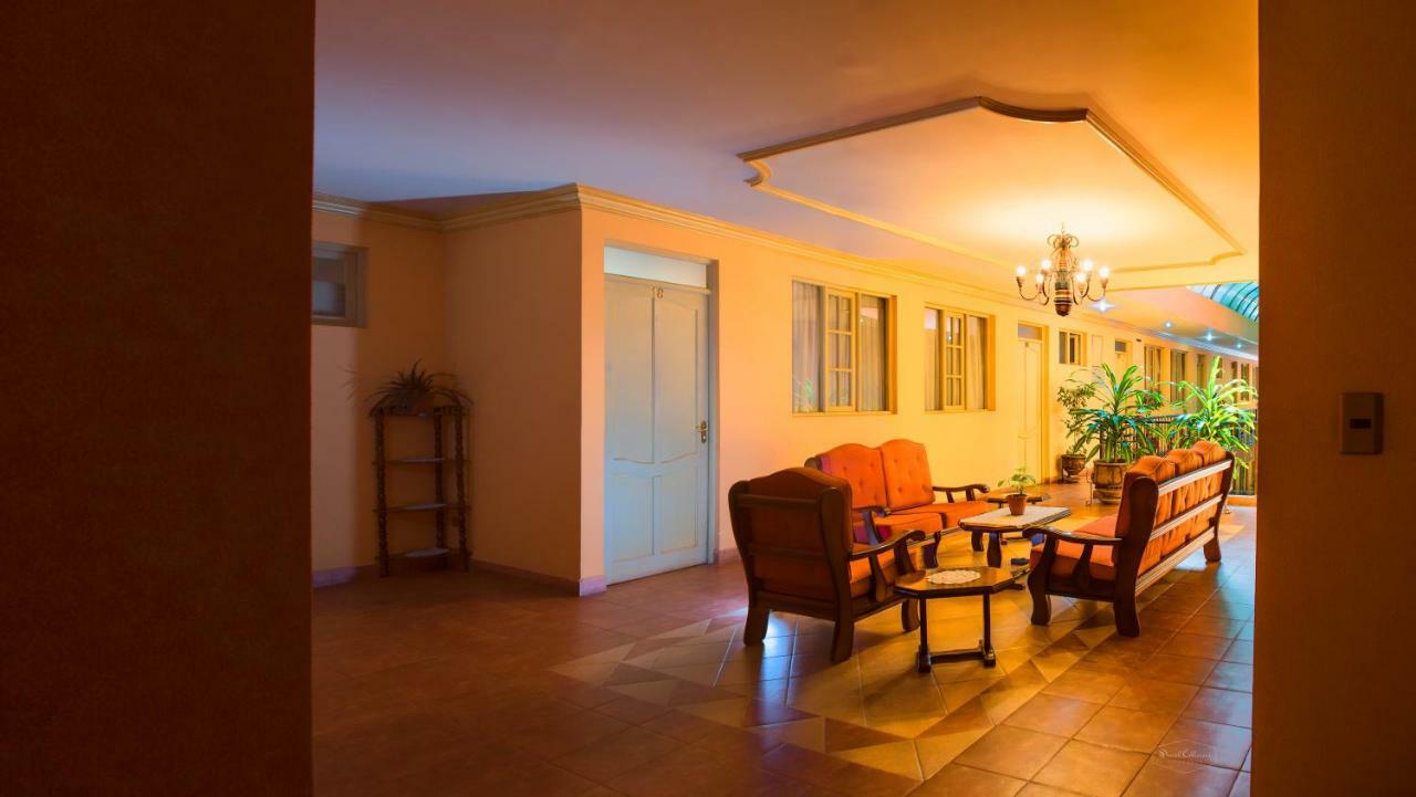 Hotel Monserrat โกชาบัมบา ภายนอก รูปภาพ
